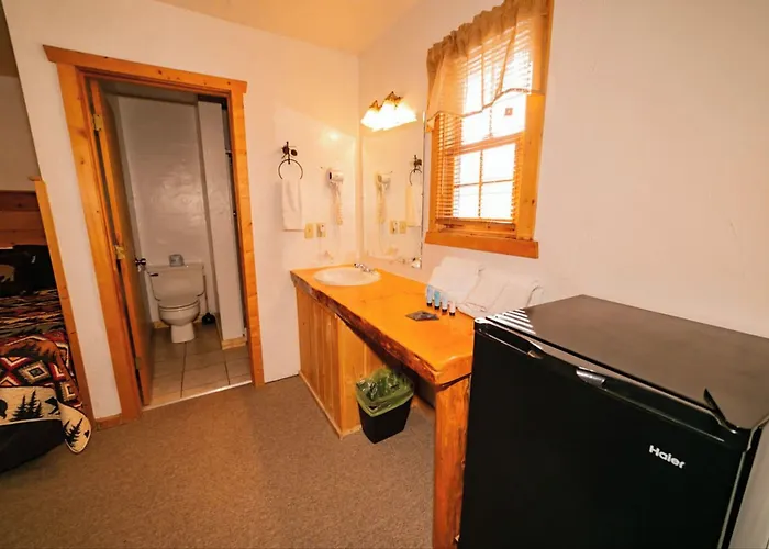 Chinook Winds Motel