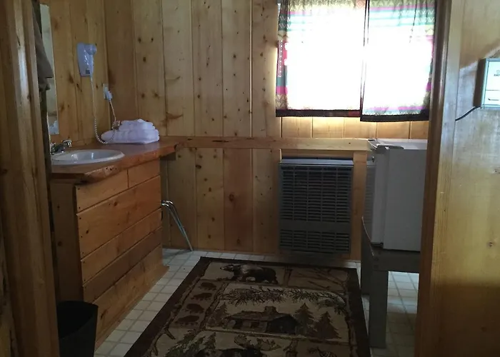 Chinook Winds Motel 2*