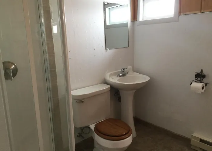 Chinook Winds Motel 2*